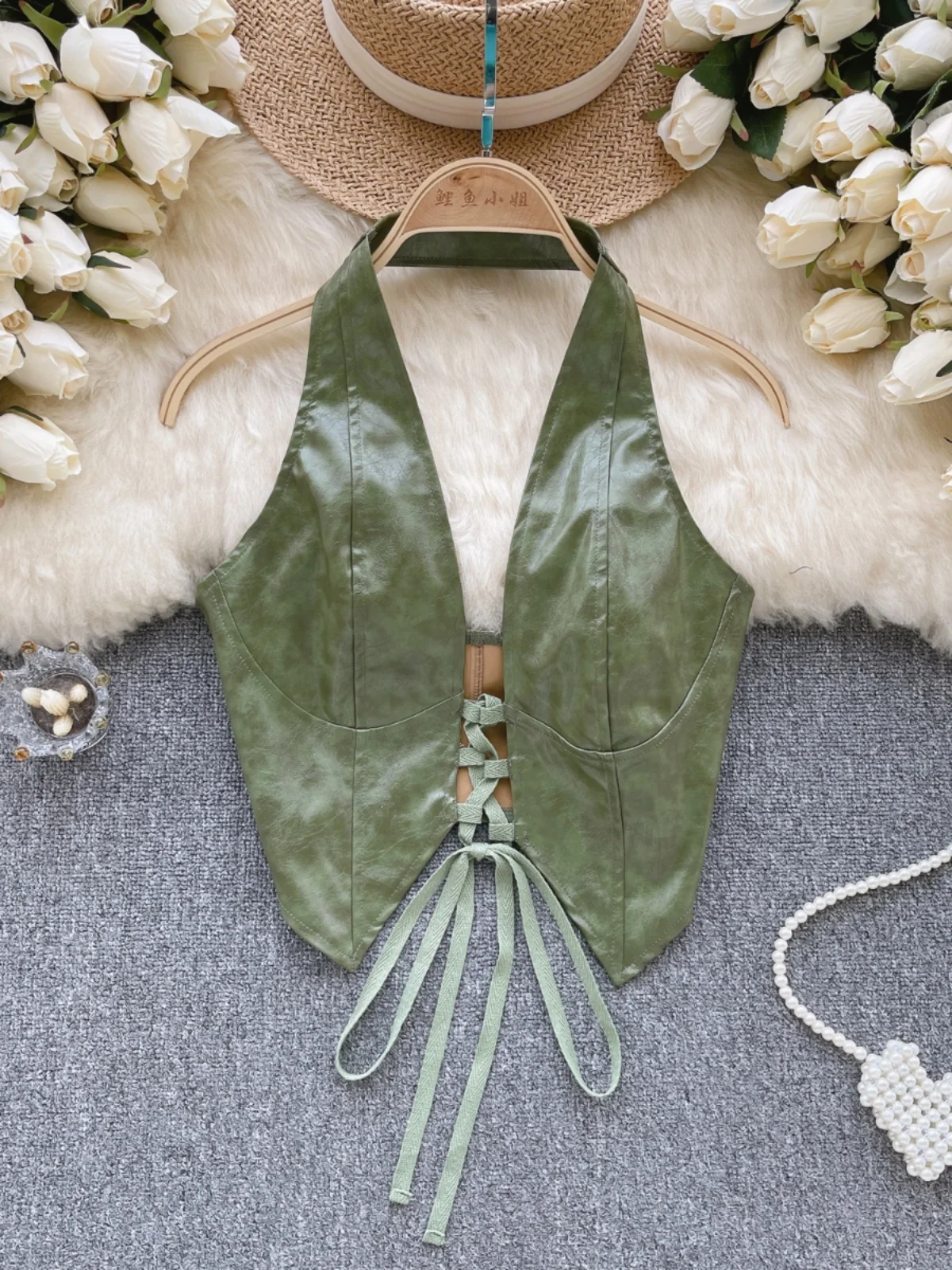 توب نسائي صيفي بتصميم حزام من الجلد الصناعي، يُعلق حول الرقبة، بظهر مكشوف مثير، ملابس خارجية تجسد الرغبة الخالصة