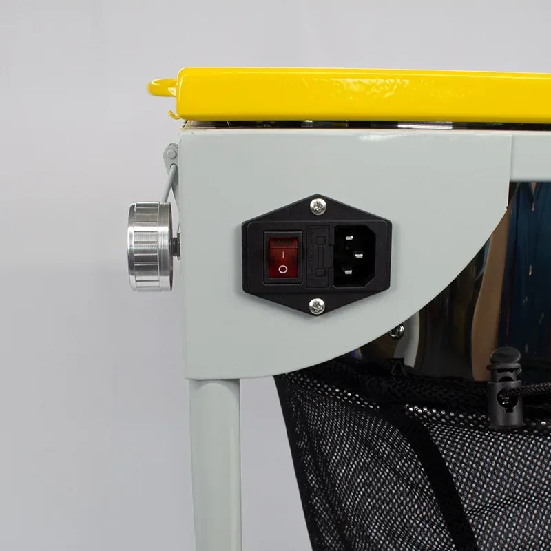 Elektrischer Rasenmäher mit geschlossener Deckel. Kleiner Rasenschneider. Laubschneider, Rasenmäher, Laubschneider