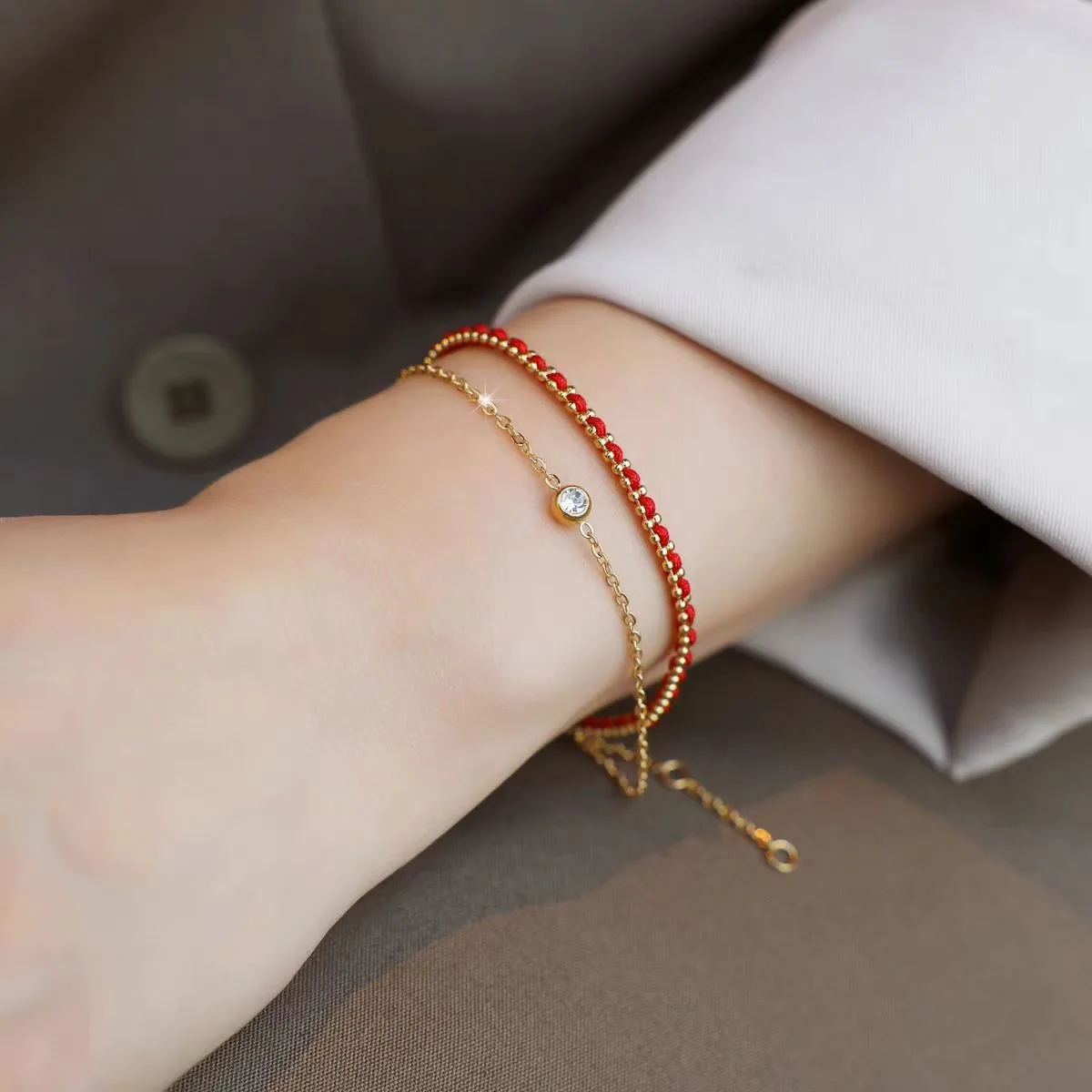 Doppelschichtiges Armband mit roter Schnur und Zirkon – Edelstahlschmuck für Frauen, hypoallergen, Geschenk, Armreifen, Kettenzubehör