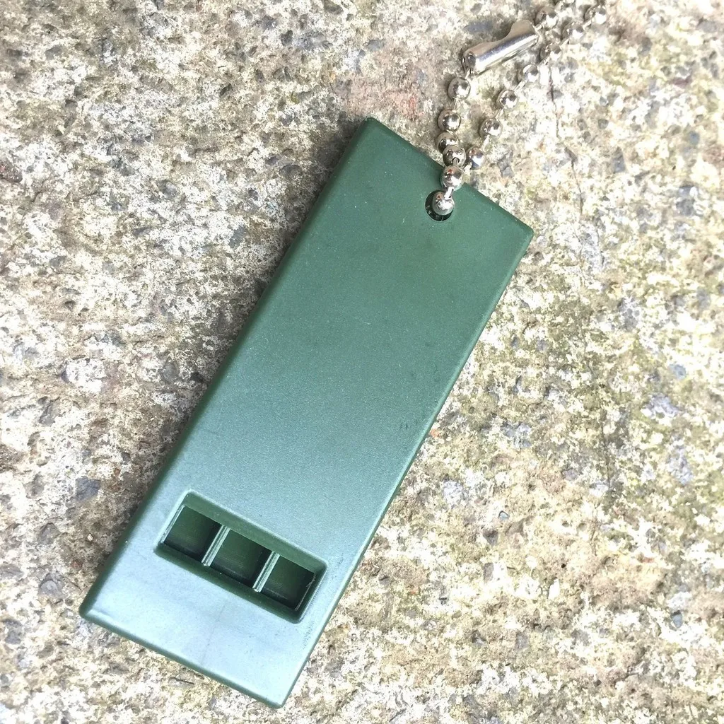 3周波ホイッスル 高デシベルサバイバルホイッスル アウトドアハイキングキャンプホイッスル ハンティングホイッスル 緊急サバイバル補助ツール