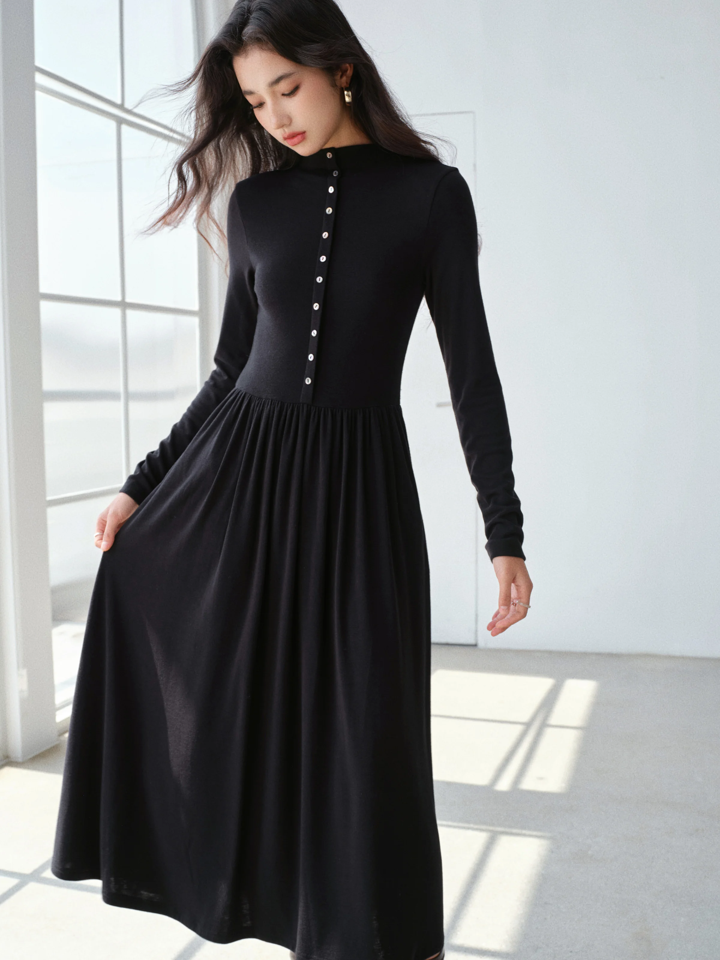 Abito elegante in maglia nera Abito slim fit a maniche lunghe con collo alto Autunno Inverno Abito maxi svasato in vita ampia per donna Abito casual