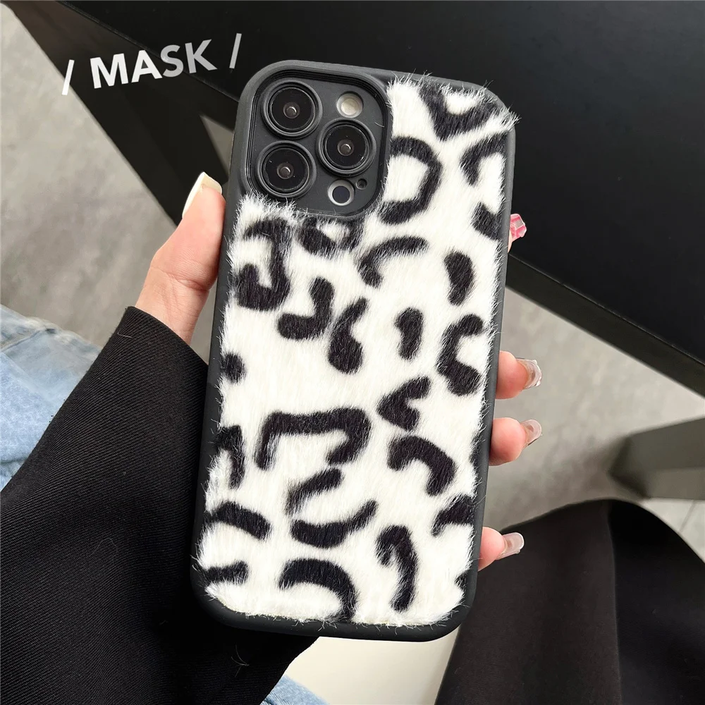 Luxury winter fluffy hand warmer peluche Leopard Zebra Tiger phone case per iphone 15 Pro 12 13 14 Pro Max 11 X XR 7 cover pelosa