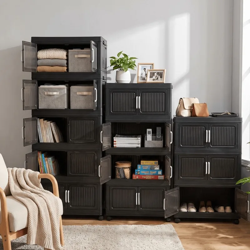 Set di 5 contenitori in plastica con ruote, impilabili, dotati di coperchi e sportelli magnetici, ideali per l’uso domestico, in cantina o in un locale di stoccaggio, colore nero.