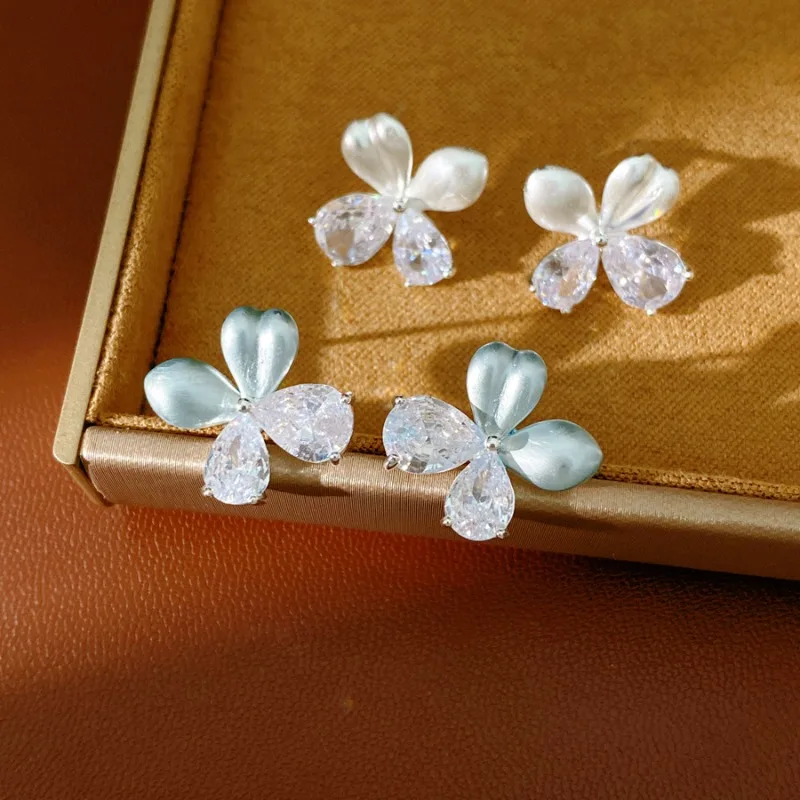 

Gentle Matte Clover Zircon Stud Earrings For Women Niche Petal Design Versatile Daily Commuting Jewelry