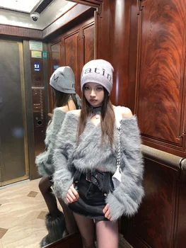 女性のためのヨーロッパのショートセーター,裸の肩,模造ミンクの毛皮,用途の広いトップ,ハイエンドのデザイン,カジュアルなy2k,セクシー