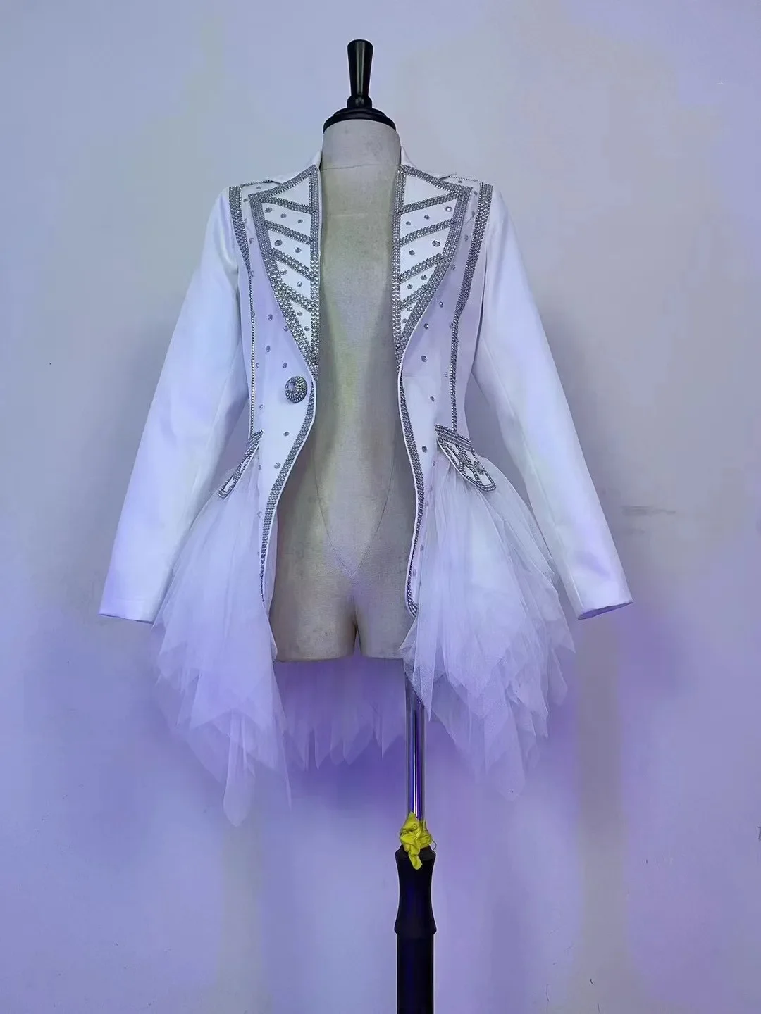 Красно-белый приталенный пиджак из пушистой марли со стразами для женщин, певица, танцовщица, концертная куртка для выступлений на сцене, танцевальный костюм