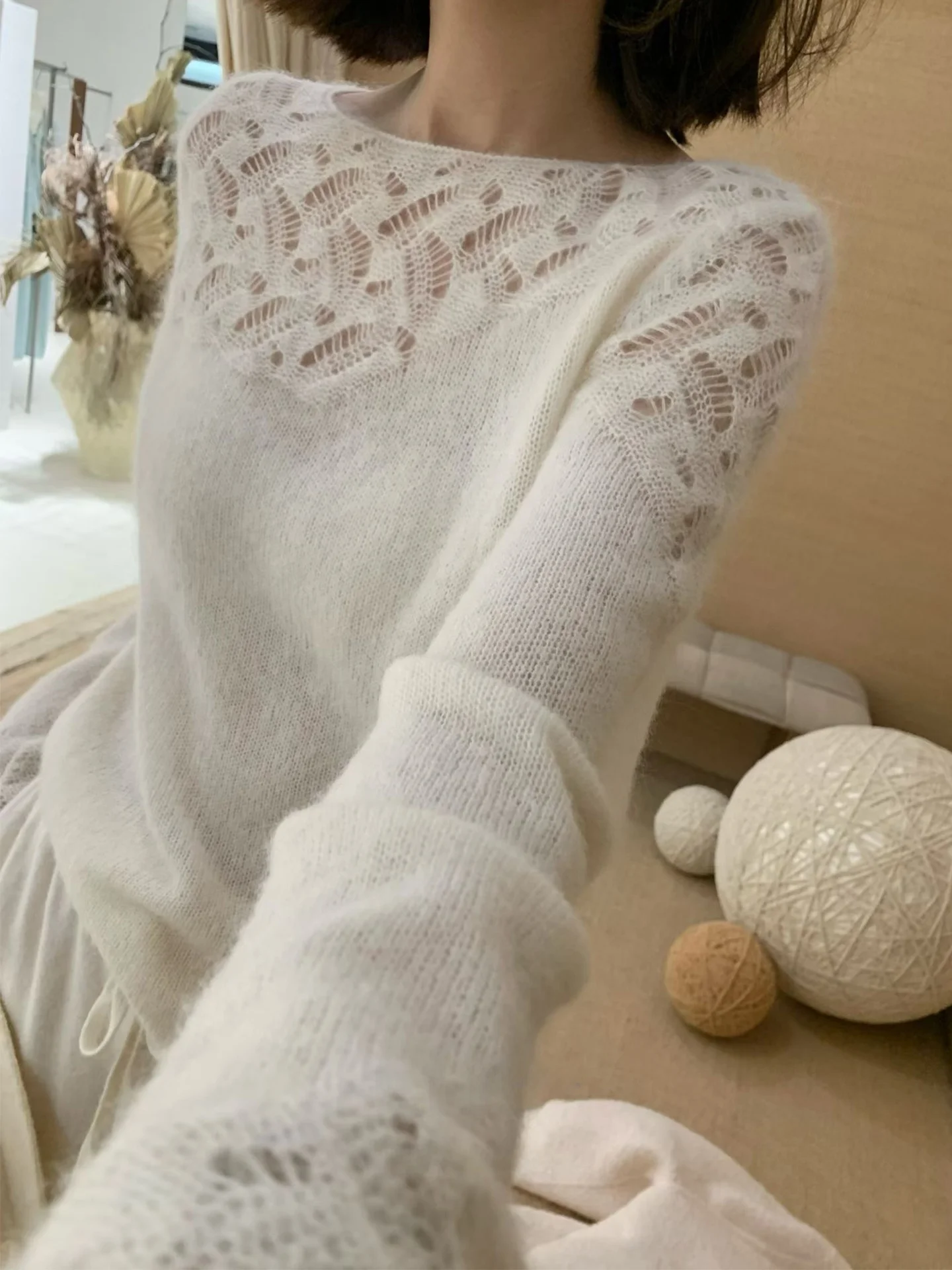 

Белая ажурная вязаная женская кофта из шерсти альпака, новинка зимы 2025, нежная, на одно плечо, для ношения под одеждой, мягкая, свободного кроя, с длинным рукавом