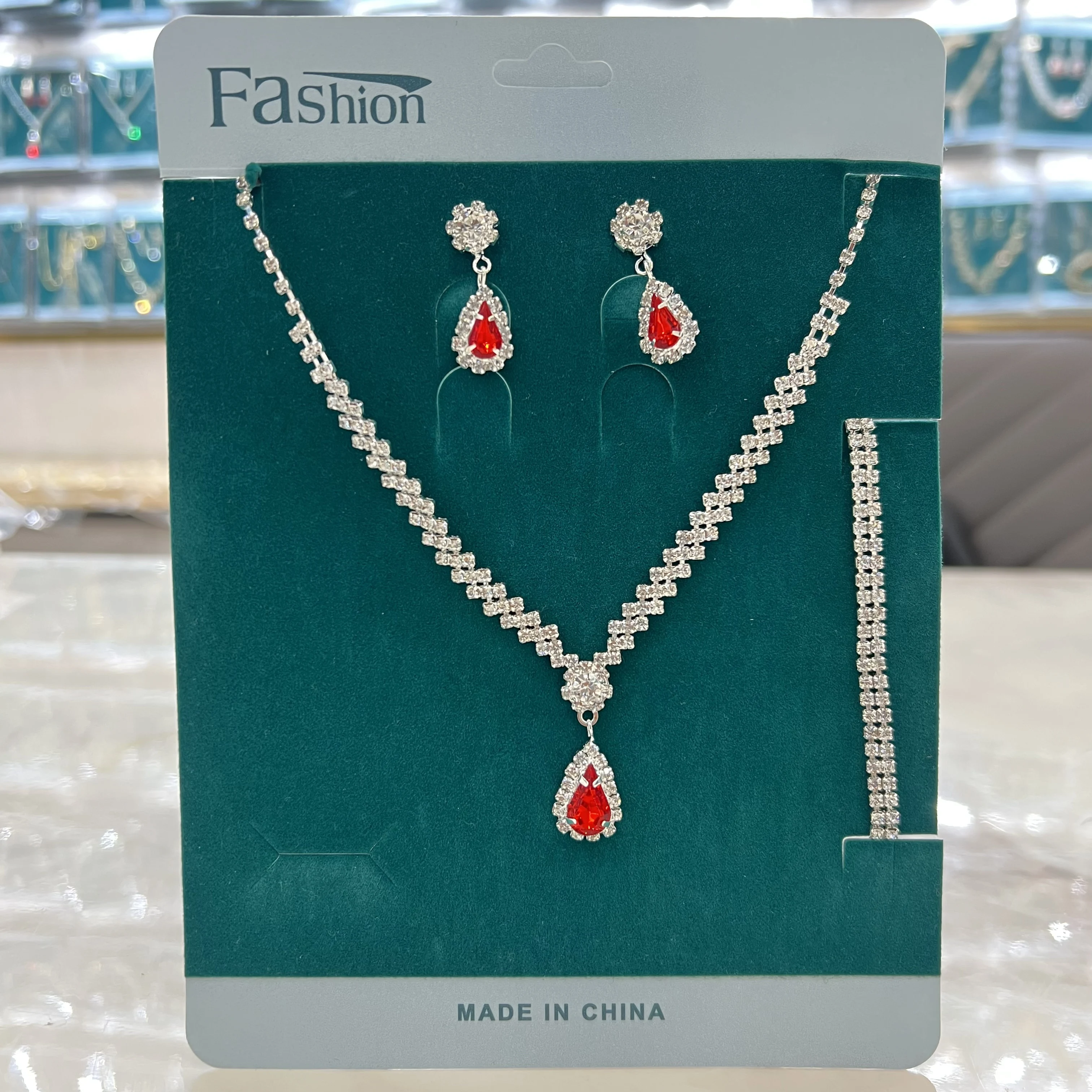 4-piece fashionable women\'s jewelry set with claw chains, rhinestones, necklaces, earrings, bracelets, gorgeous jewelry accessor