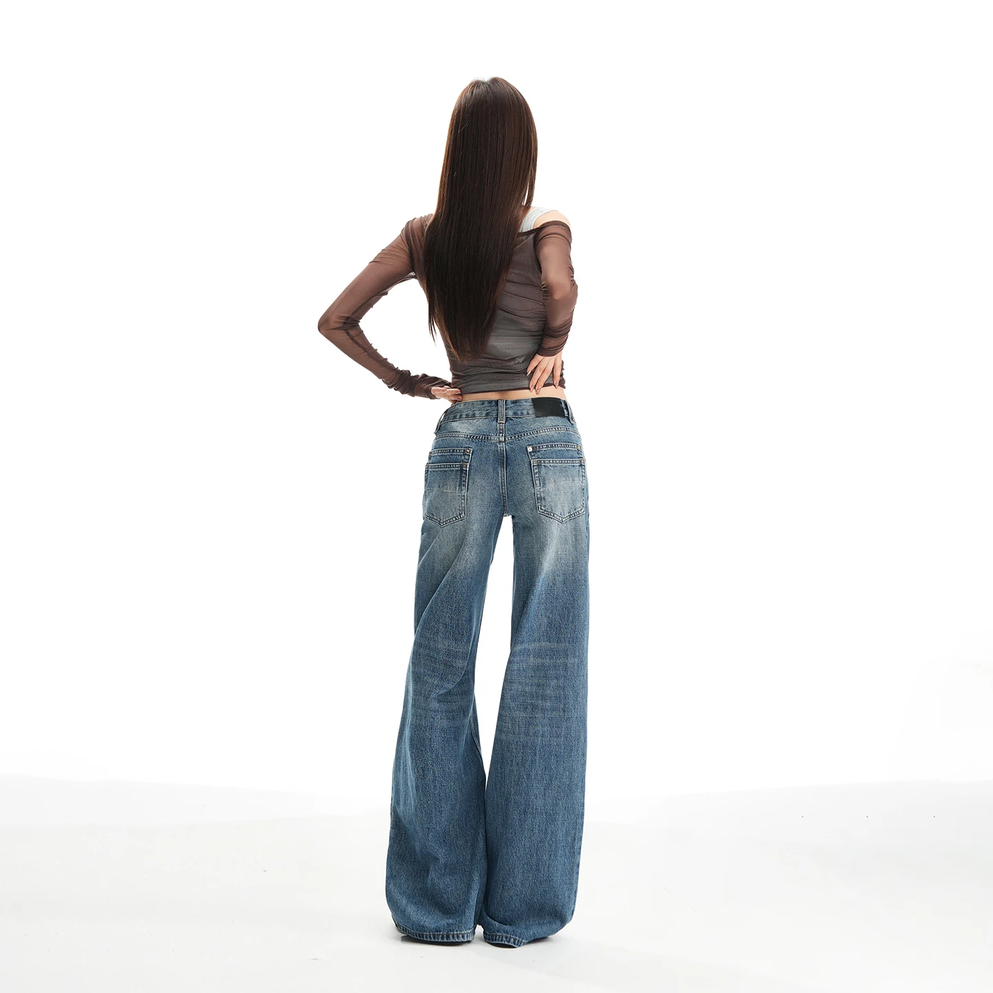 

Винтажные американские джинсы с низкой посадкой и расклешенным низом — слегка свободные, стройнящие, повседневные