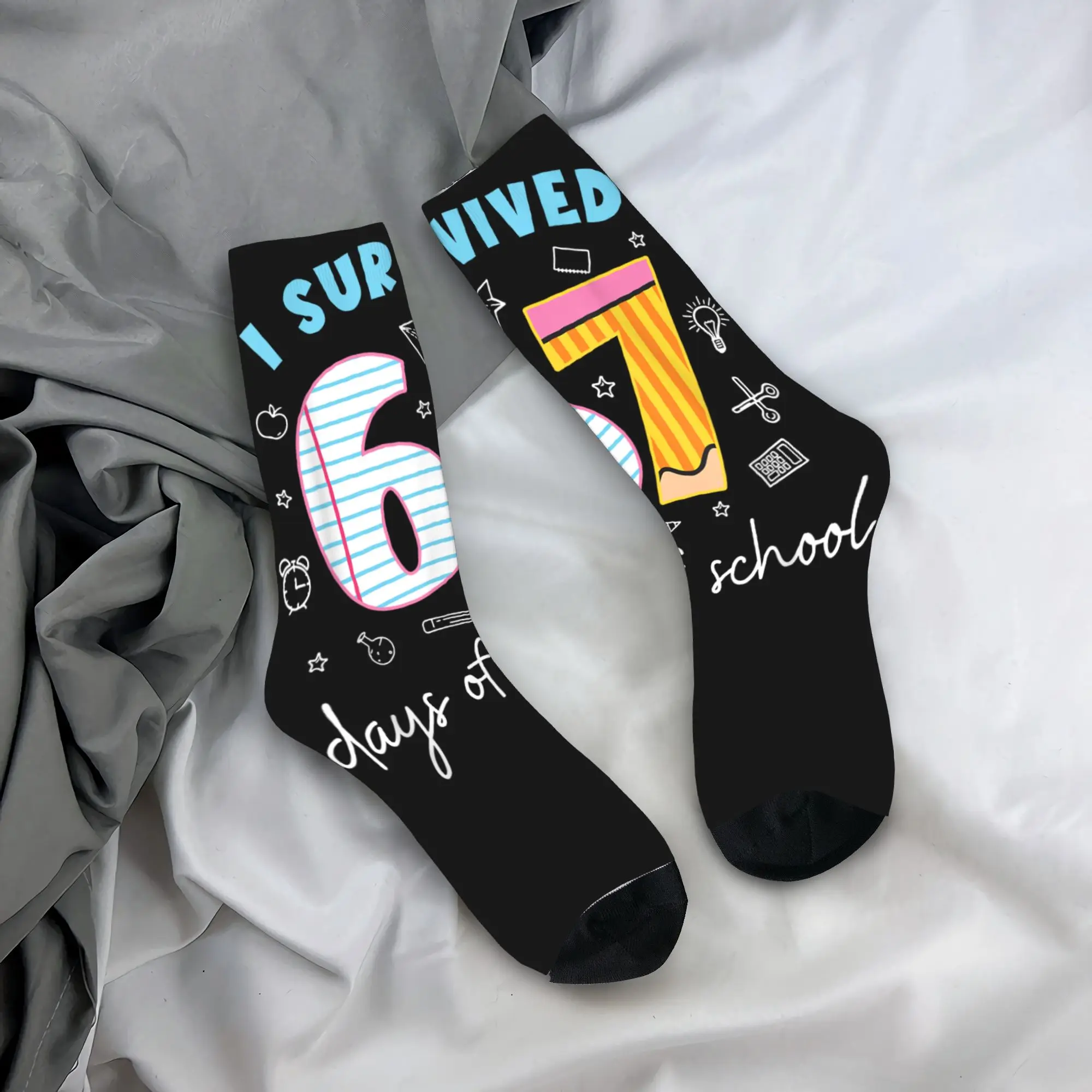 لقد نجوت 67 يومًا من المدرسة جوارب مضحكة ميمي تصميم جوارب مضادة للانزلاق جوارب للزوجين جوارب تسلق قوطية للخريف قابلة للتنفس