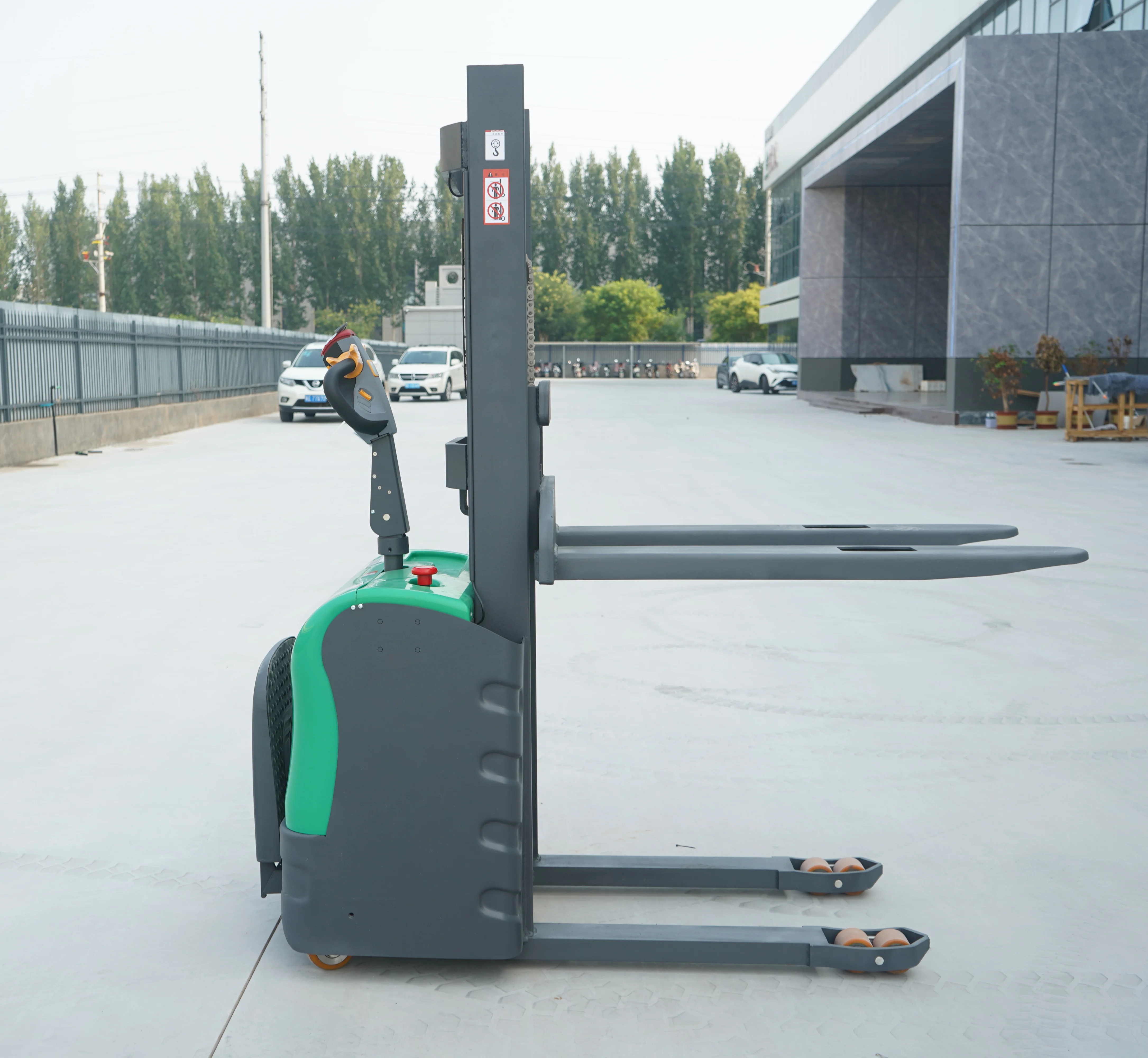 

New conditions 1.5 tons 2 tons electric pallet stacker automatic loading walkie-talkie stacker forklift for mechanical repair