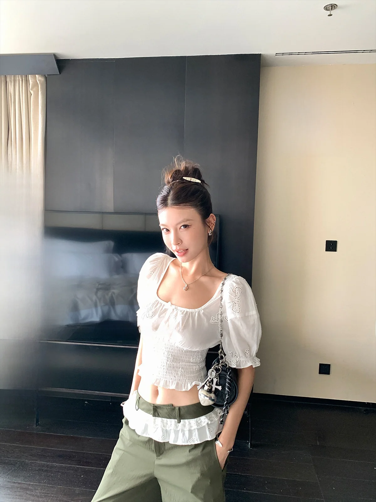 

Lione Nise Sweetheart Белый кружевной топ с U-образным вырезом и зарезанной талией и коричневыми брюками для рабочей одежды с кружевной отделкой Женский комплект Faion