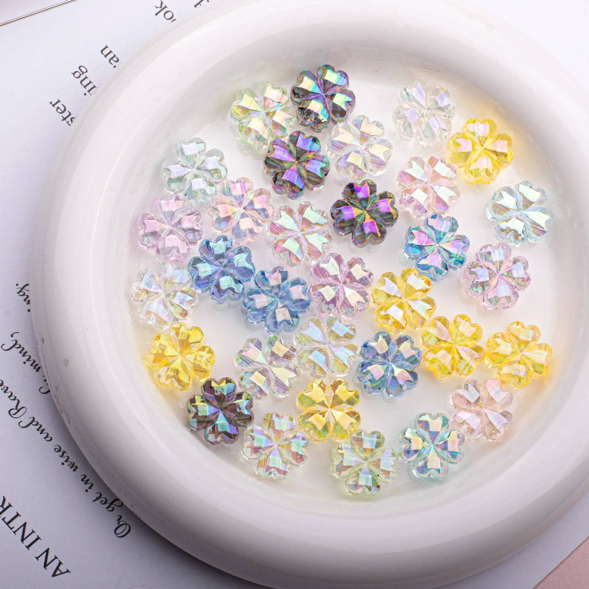 

Wholesale 100pcs 15*15mm AB Colors Lucky Clover Flower Acrylic Jewelry Beads Ornament Accessory Plastic Beading Material Spacers