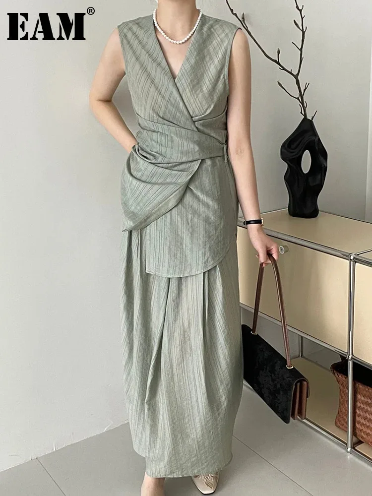 [EAM] Green Textured Shirt Half-body Skirt Two Pieces Suit New V-Neck Sleeveless Women Fashion Tide Spring Summer 2024 1DH5602