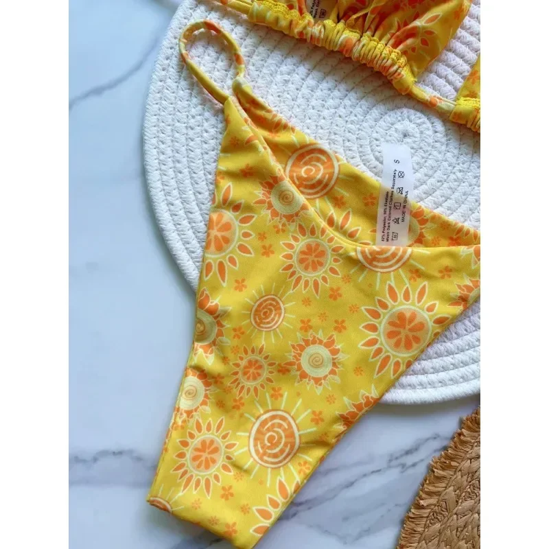 Traje de baño para mujer, conjunto de Bikini brasileño con estampado amarillo, traje de baño Sexy con Tanga, traje de baño de dos piezas con cuello Halter, ropa de playa 2024