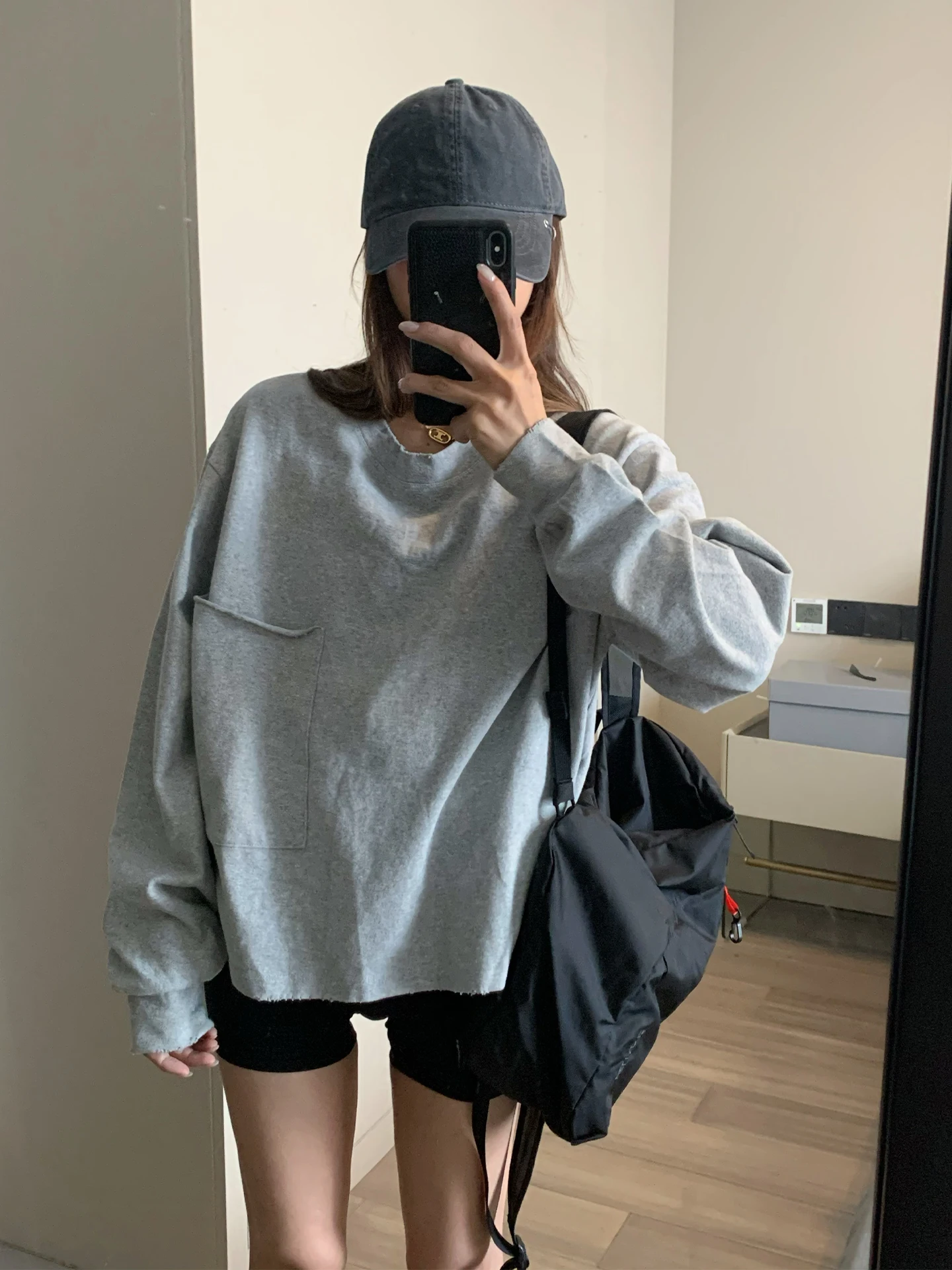 

Асимметричная свободная футболка с круглым вырезом для женщин, с одним карманом, простой модный повседневный топ с длинным рукавом, весна 2026