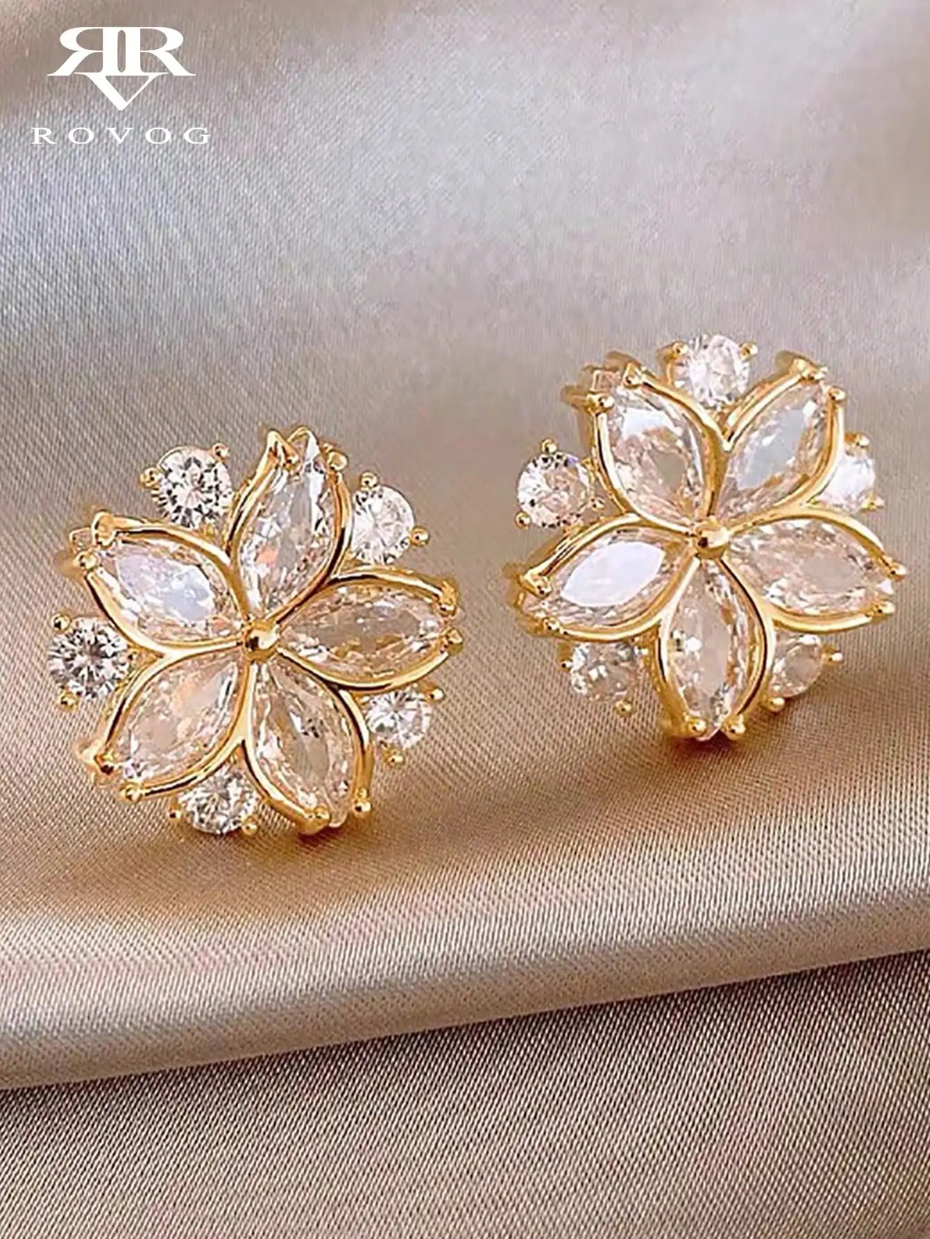 

Elegant Floral Stud Earrings with Crystal Inlay, Gold Tone, Perfect for Daily Wear & Banquets