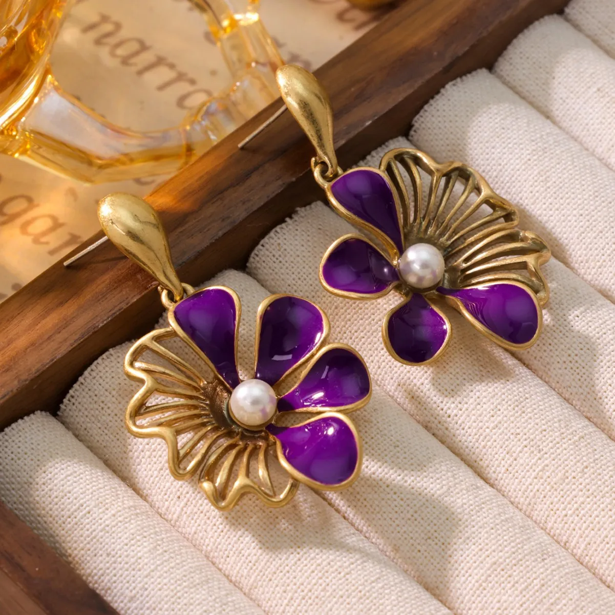 

Light Luxury Enamel Drop Glaze Ears Small Fragrant Wind Hollow Flower Stud Earrings Copper Plated 18K Real Gold Silver Needle