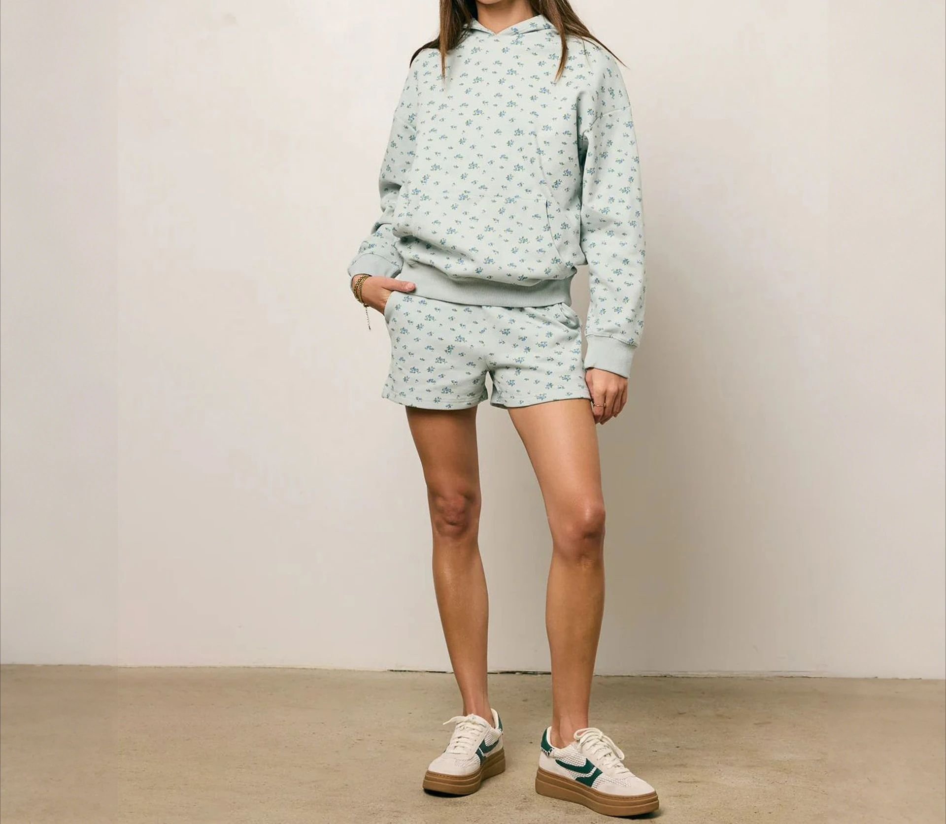 2025 Set da donna autunno e inverno Felpa con cappuccio casual floreale a vita alta Pantaloncini comodi Set da due pezzi per la casa