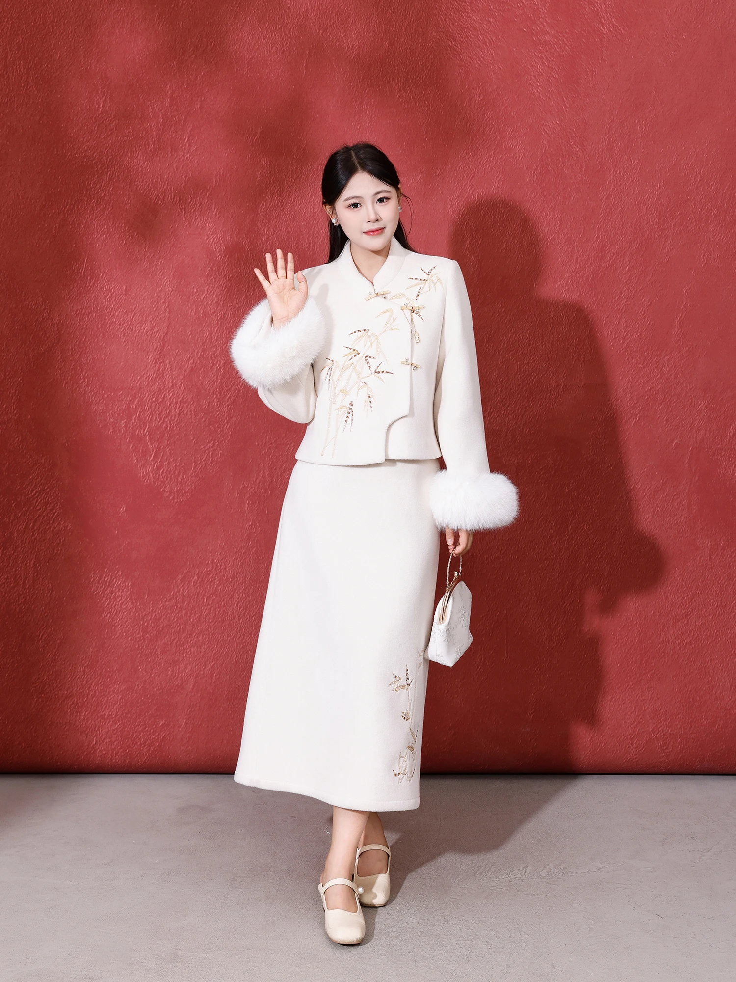 

Комплект женской одежды больших размеров Wu Zhenyuan: утепленная хлопковая куртка с вышивкой и белая юбка. Теплый традиционный китайский стиль для осени и зимы.