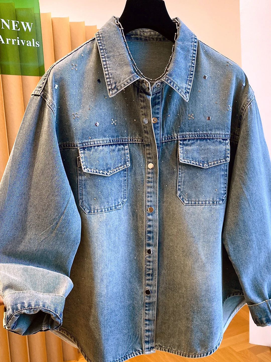 

Женская джинсовая рубашка с длинным рукавом в повседневном стиле, с блестящими стразами, свободного кроя, весенне-осенняя верхняя одежда, модная и универсальная