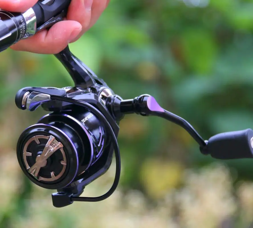 

Metal & Carbon Fibre Fishing ReelsOne Direction different size for choice purple and black PC