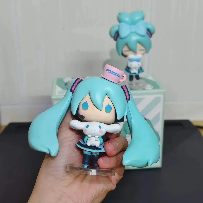 10 cm Hatsune Miku Q-Version Cos Cinnamoroll Anime Figur Smiley Gesicht Kawaii Desktop Ornament Nette Puppe Modell mädchen Weihnachten Geschenk