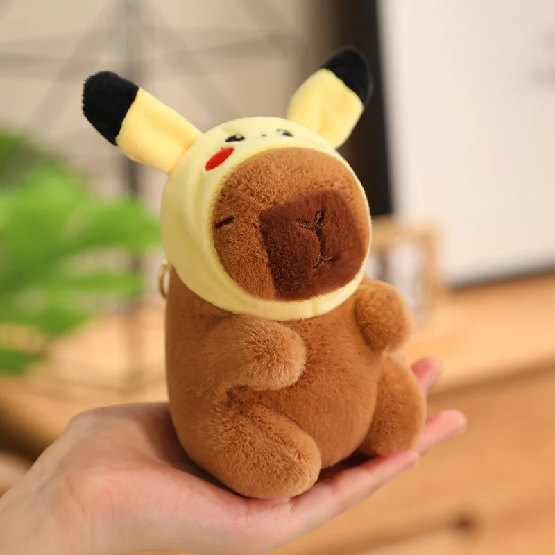 Kopfbedeckung Capybara mit Pikachu Hut Stich Luzifer Katze Hut Plüschtier Kuscheltiere Capybara Puppe Mädchen Tasche Anhänger Weihnachtsgeschenke