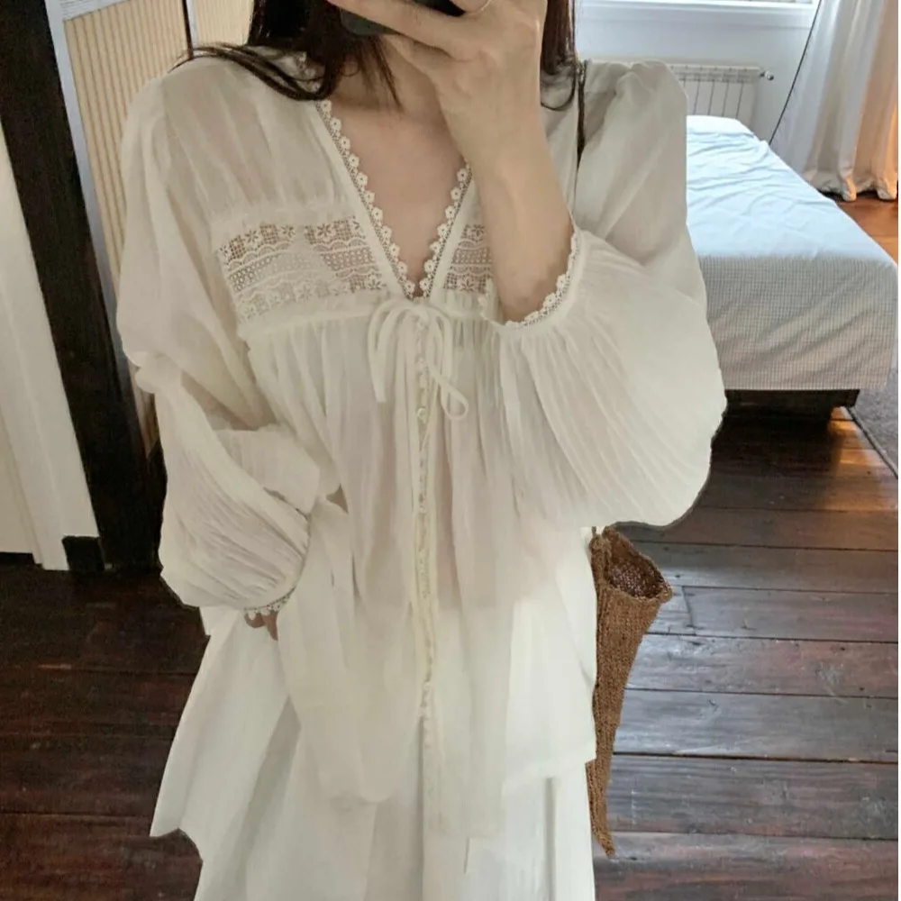 قميص نسائي رقيق للغاية بتطريز كثيف وياقة على شكل V، تصميم كوري منعش للربيع والصيف مع حماية من الشمس