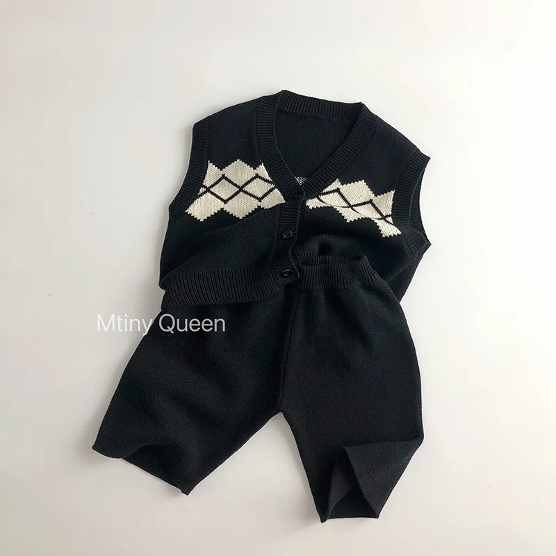 Childrens Clothing Set 2024 Spring and Autumn Childrens Sweater Vest Cardigan Fashion Knitted Shorts Set