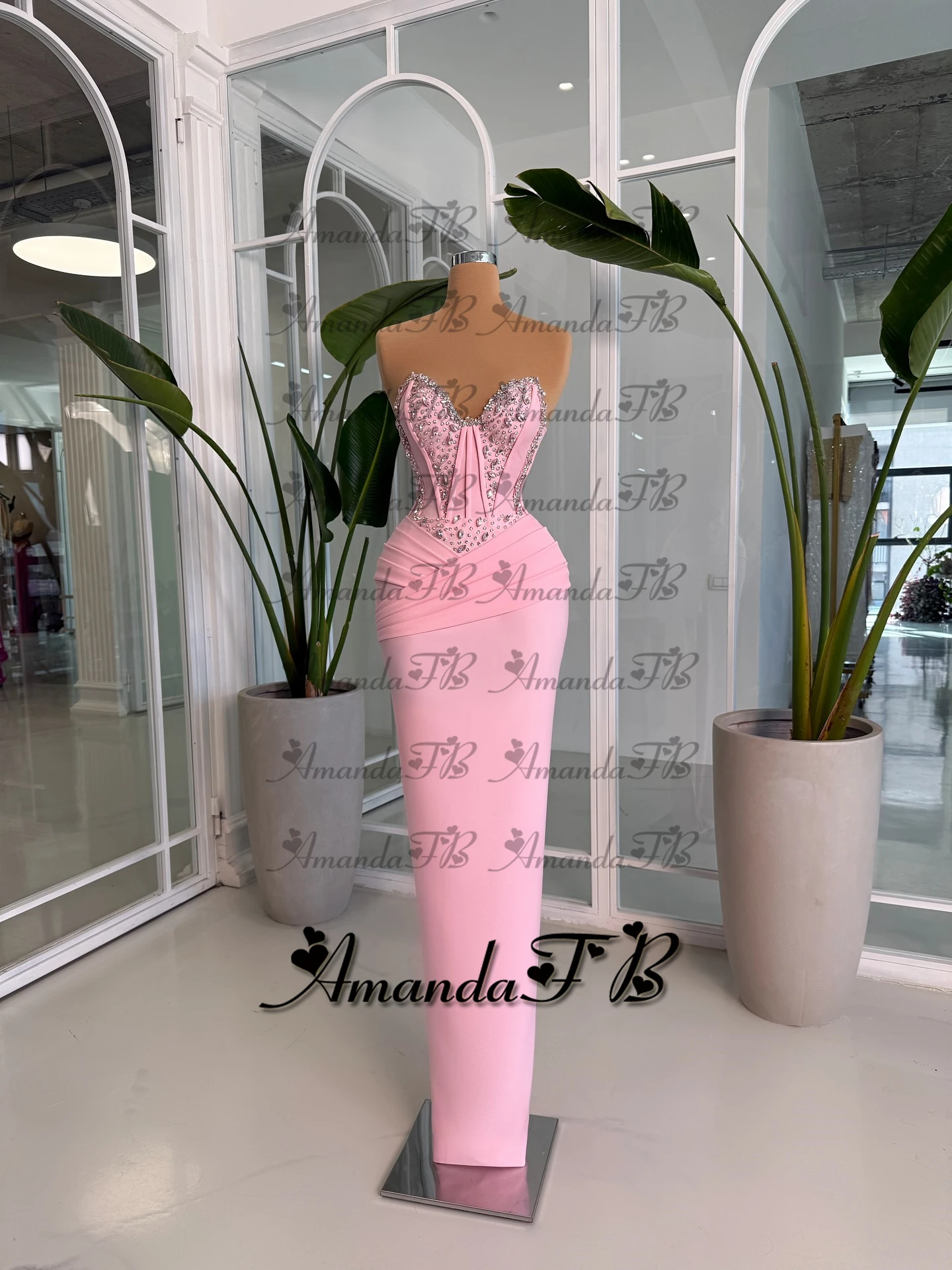 أماندا فستان سهرة فاخر بأحجار الراين مطوي من الساتان على شكل قلب البوق بدون أكمام فستان رسمي للحفلات رداء السهرة مخصص