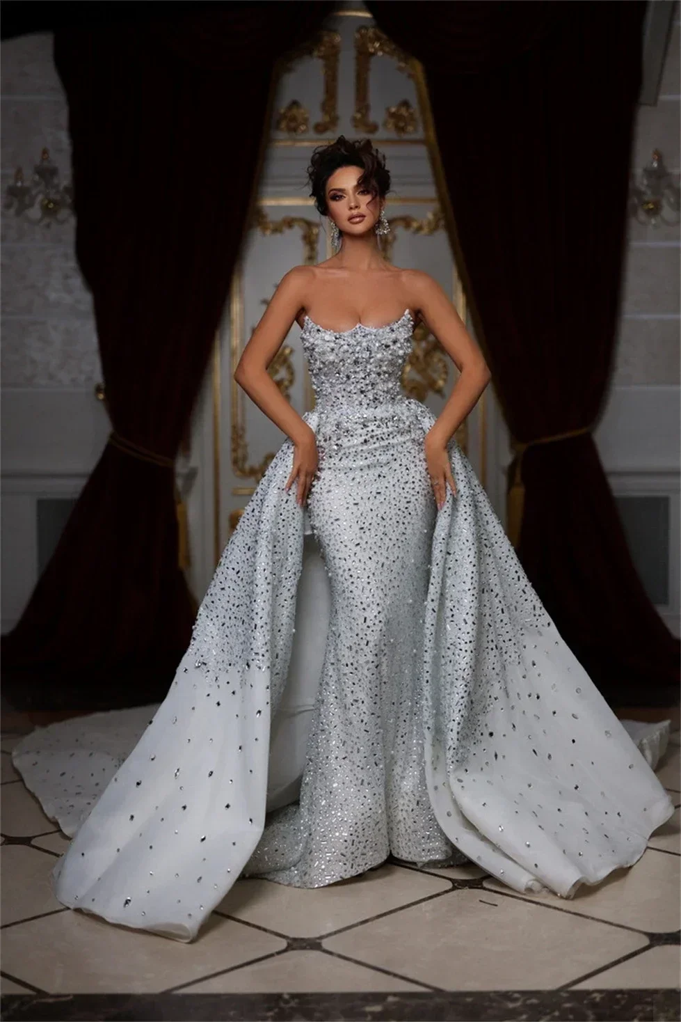 Abito da sposa a sirena senza spalline personalizzato 2024 con strascico staccabile con cristalli di perline Abito da sposa elegante realizzato su misura per Specia