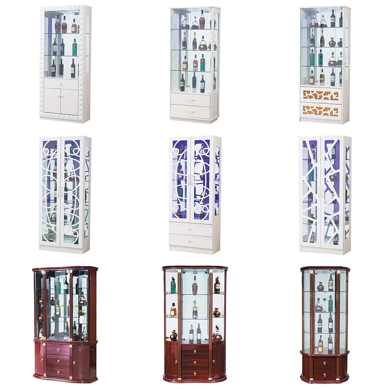 Gabinete de vino, vitrina, puerta de cristal contra la pared, restaurante