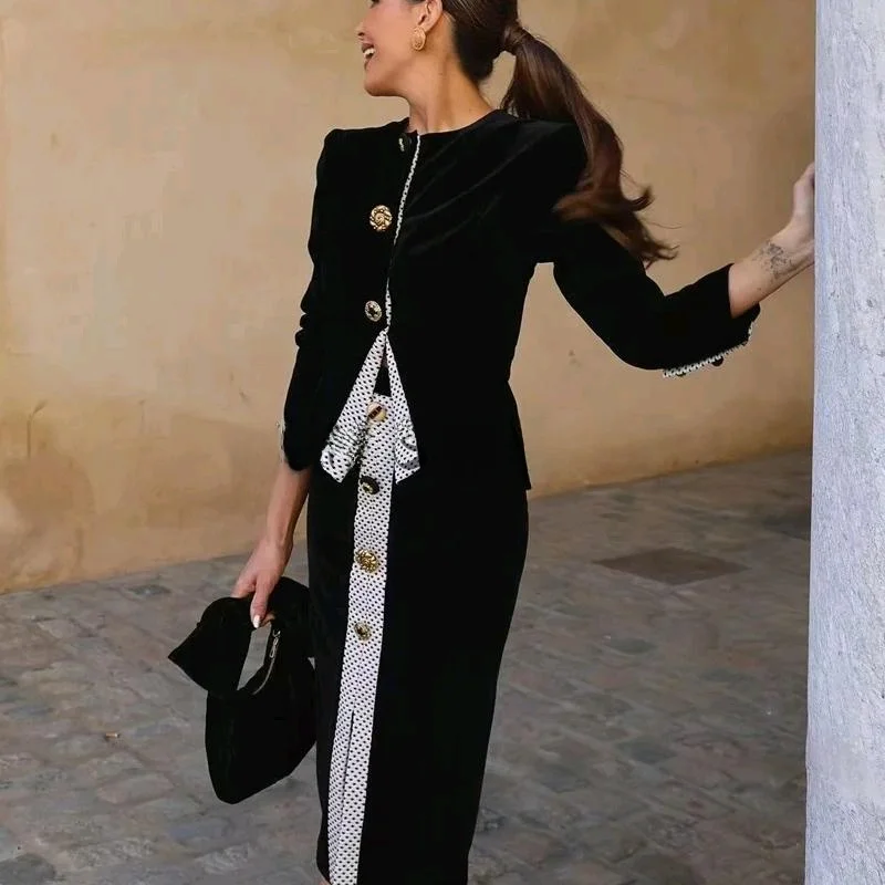 طقم نسائي جديد للربيع بأسلوب هيبورن يتكون من تنورة قصيرة مرقعة وسترة بأكمام طويلة وياقة مستديرة مزينة بأزرار