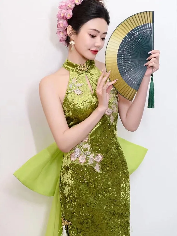 

A luxurious new Chinese-style cheongsam with backless tail-dragging and beaded long dress for morning photography