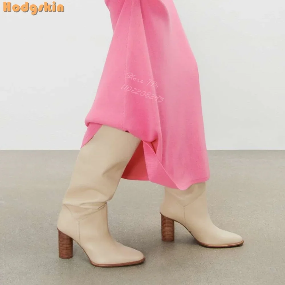 Botas altas hasta la rodilla de ante beige, con punta clásica, diseño sin cordones y tacón de bloque. Botas elegantes para invierno 2026, para fiestas, vestidos y uso diario, calzado femenino.