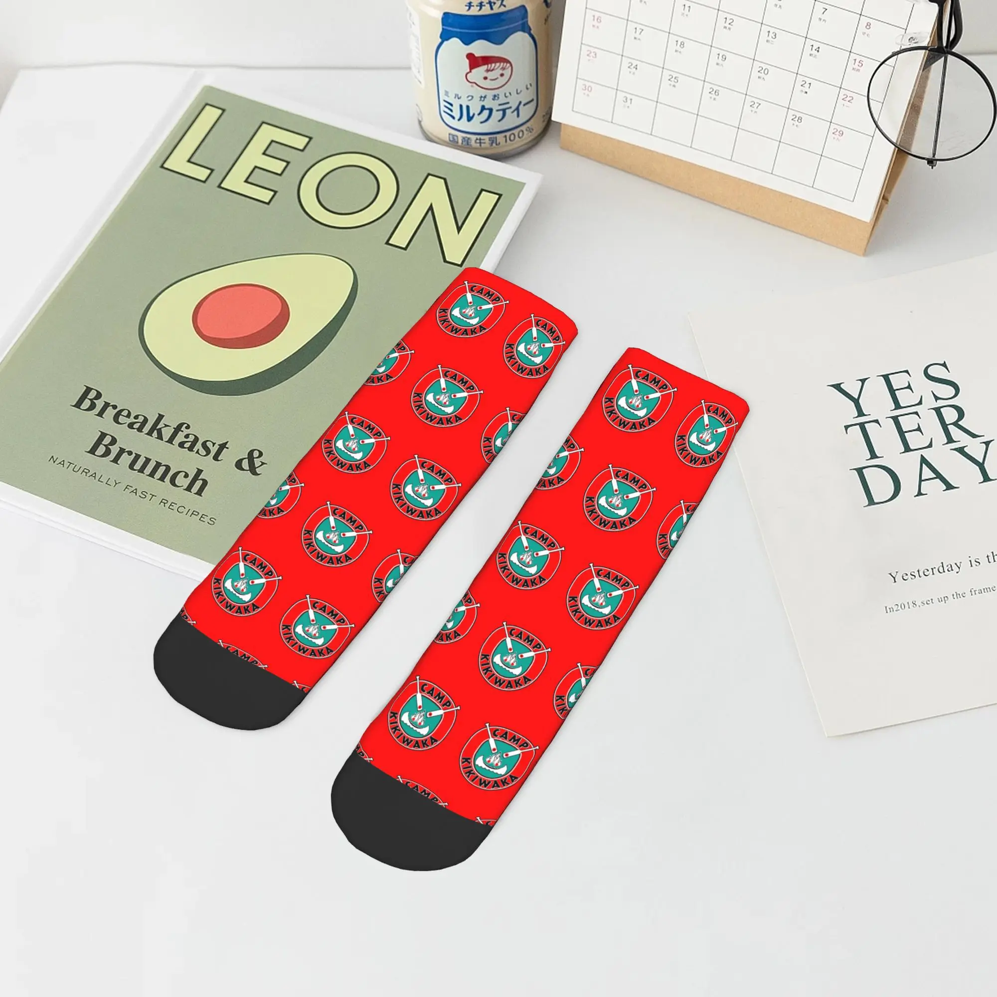 Camp Kikiwaka - Bunk'd - fondo rojo Calcetines Harajuku Medias absorbentes del sudor Calcetines para todas las estaciones Accesorios para hombre Mujer