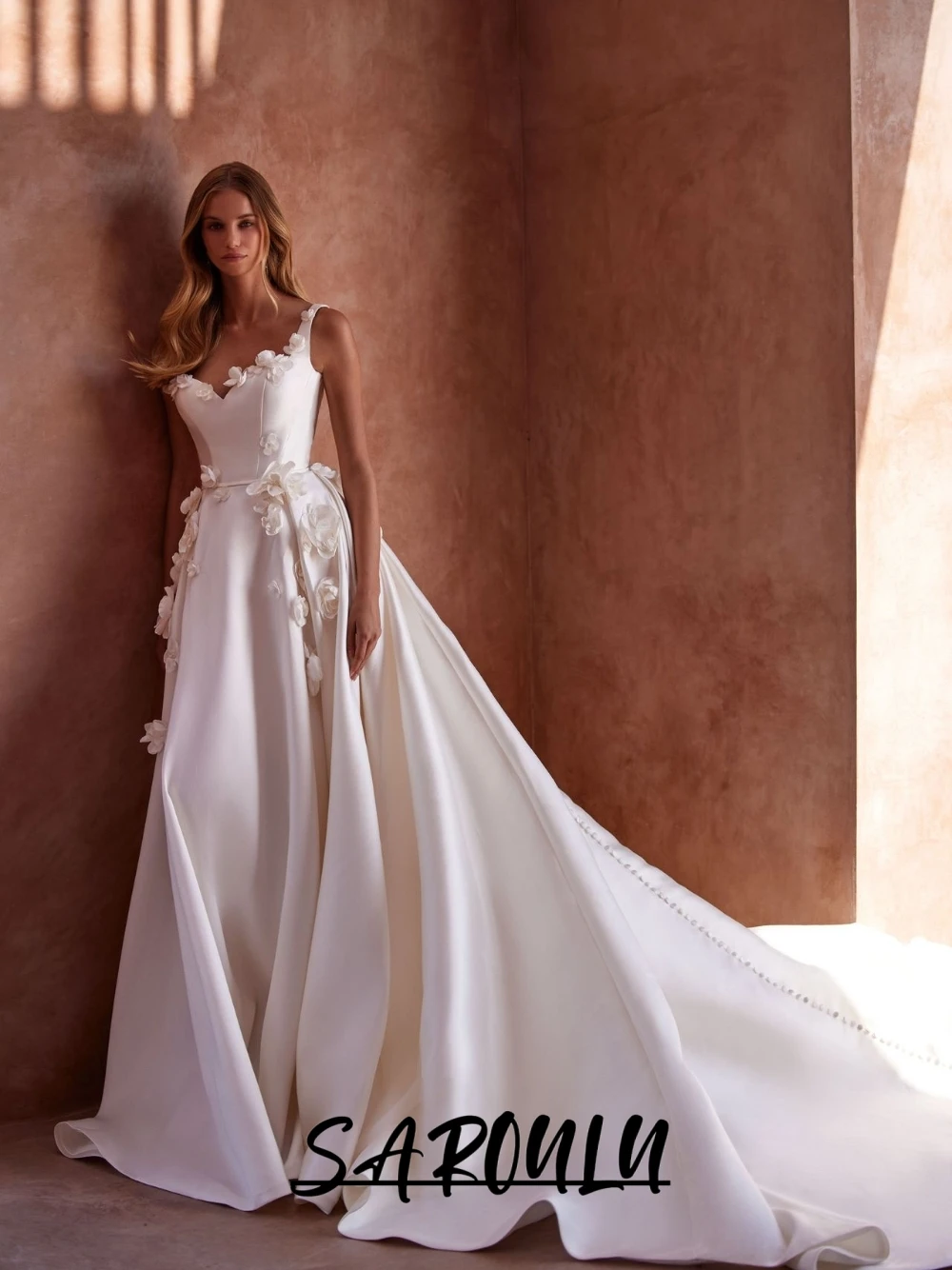 السباغيتي الأشرطة الأزهار يزين ثوب الزفاف زائد حجم العروس مخصصة الحديثة أنيقة الساتان ألف خط قطار المحكمة فستان الزفاف