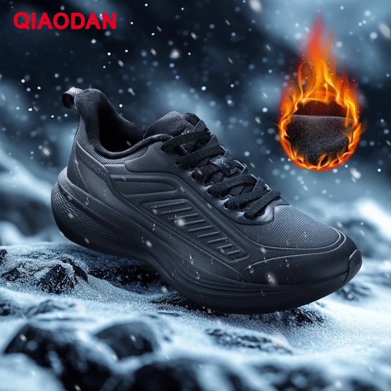 QIAODAN YUYI 4 الشتاء مقاوم للماء عدم الانزلاق احذية الجري الرجال 2025 امتصاص الصدمات خفيفة الوزن الصوف أحذية رياضية QXB023244007B