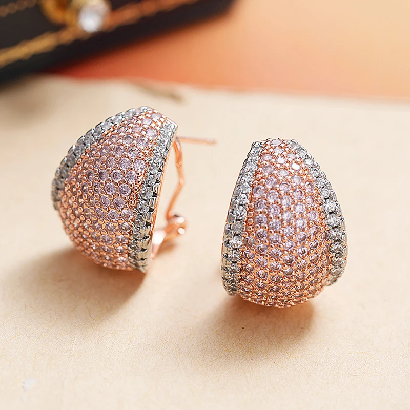 Huitan Zweifarbige Damen-Ohrstecker mit eingelegtem leuchtend rosa CZ, modische Accessoires für Party, Hochzeit, vielseitiger, alltäglicher, ausgefallener Schmuck – Detail 4