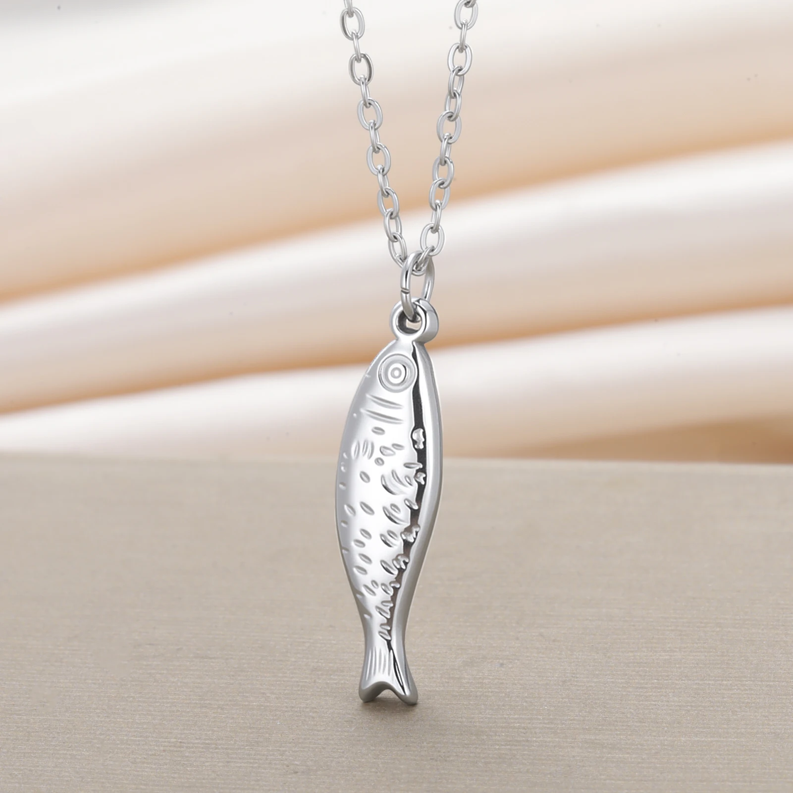 COOLTIME Modische Fisch-Anhänger-Halskette für Damen, Edelstahl, verstellbarer Schmuck, perfekt für Alltag, Geschenke und Termine – Detail 5