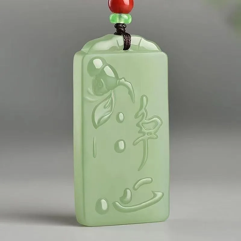 

Подвеска из нефрита в форме сердца с натуральным светлым сапфиром и лотосом