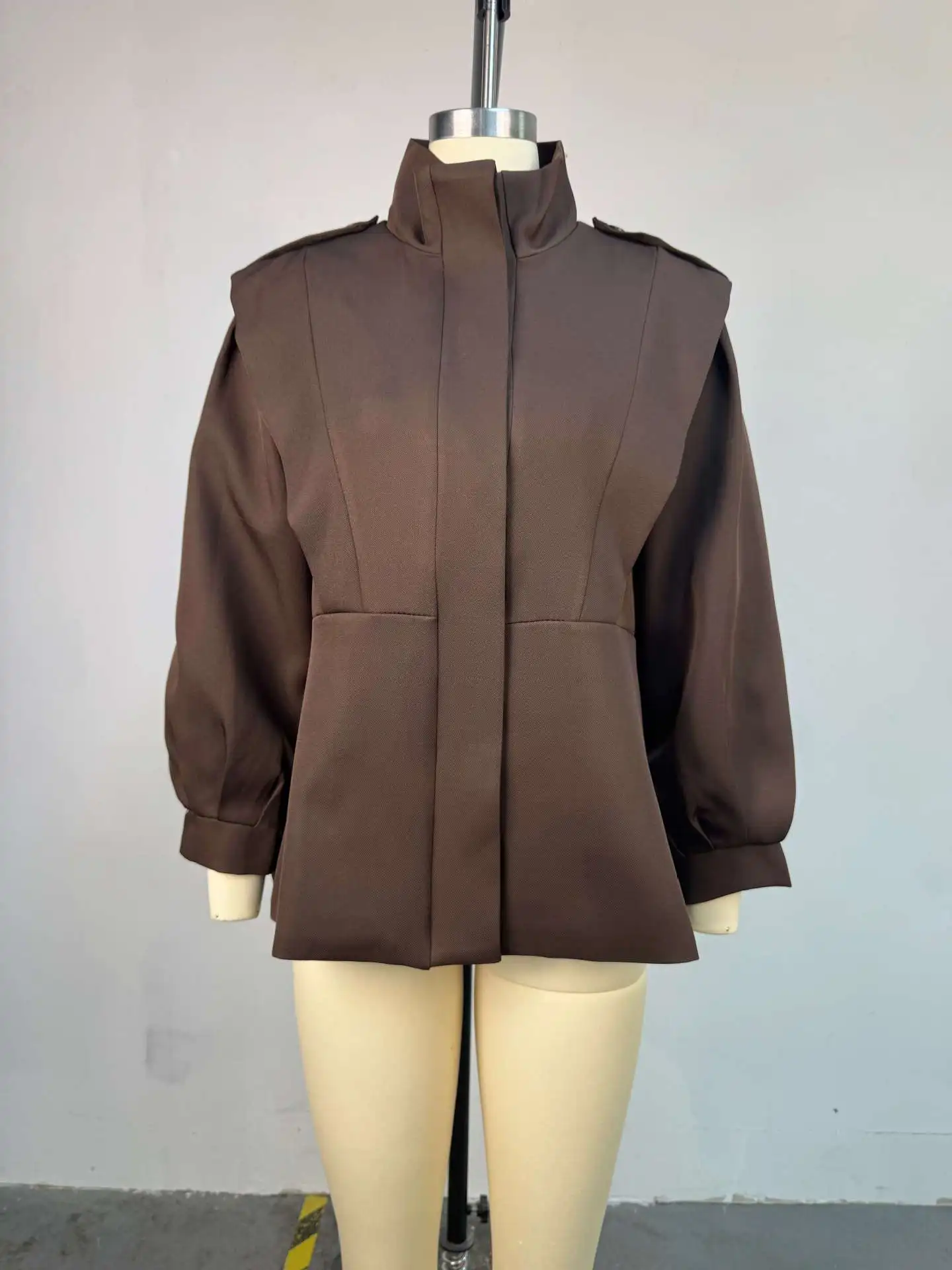 

Женская одежда, осень 2023, новая коллекция, дизайн воротника-стойки, облегающая короткая куртка-ветровка нестандартной формы