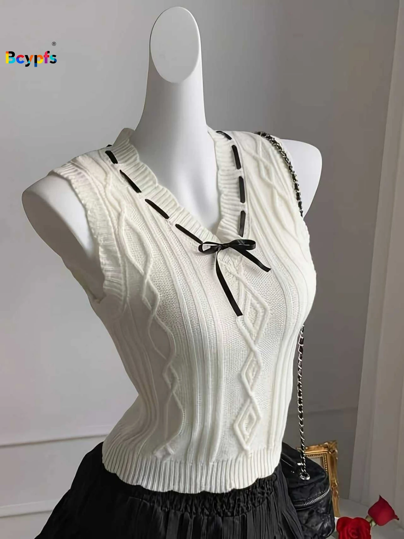

2026 Early Spring Sweet Cool Style Women's White Cable Knit Vest - V-Neck with Black Bow, Slim Fit Sleeveless SweaterforLayering