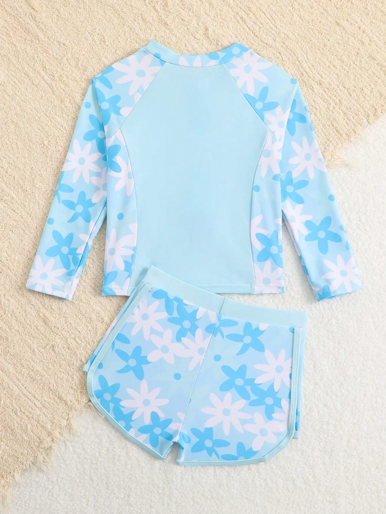 

Женский комплект из двух предметов: рашгард с длинными рукавами на молнии и плавки с цветочным принтом