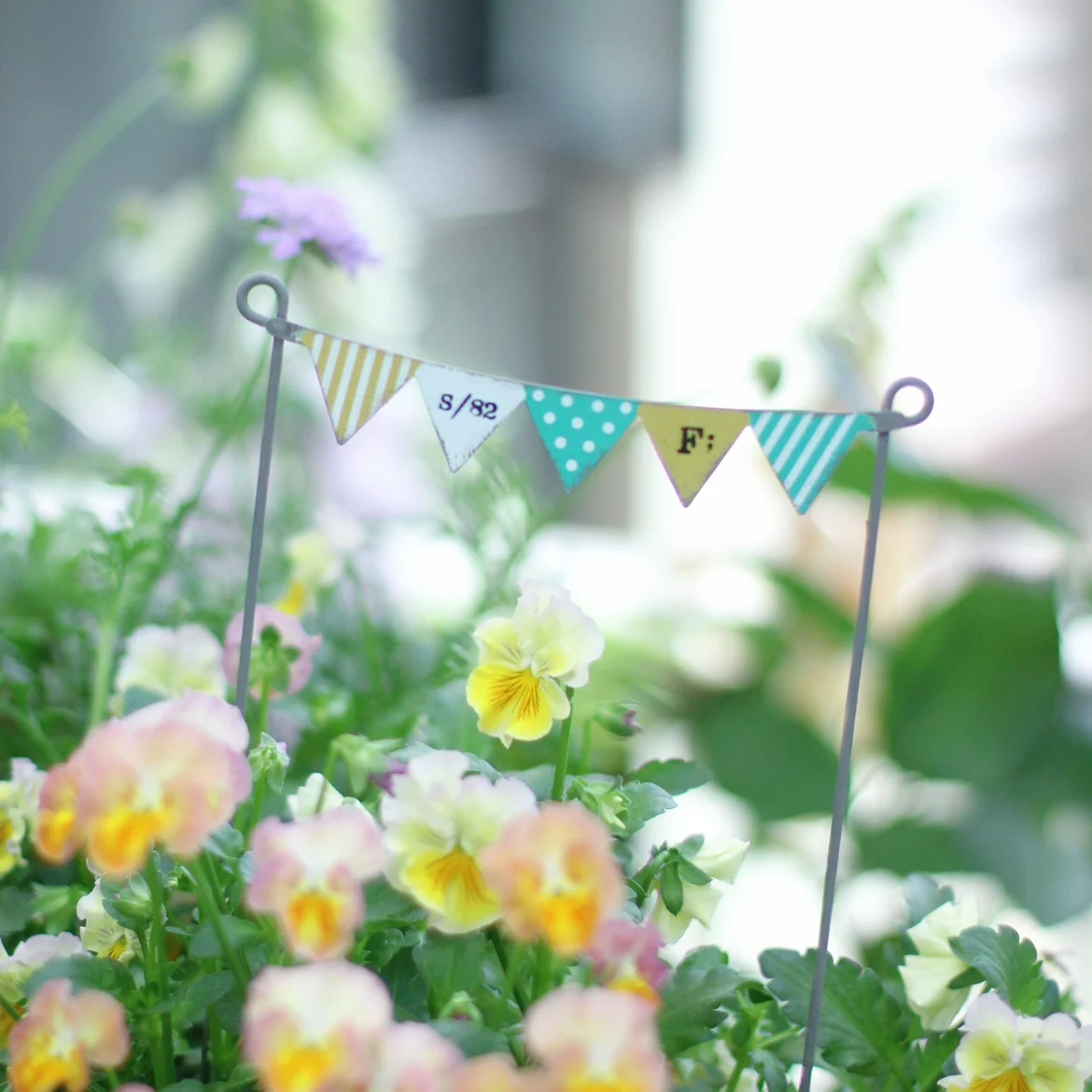 

2-Piece set of wrought iron Japanese flag flower plugs made old and cute cartoon printed flower pots decorated balcony groceries