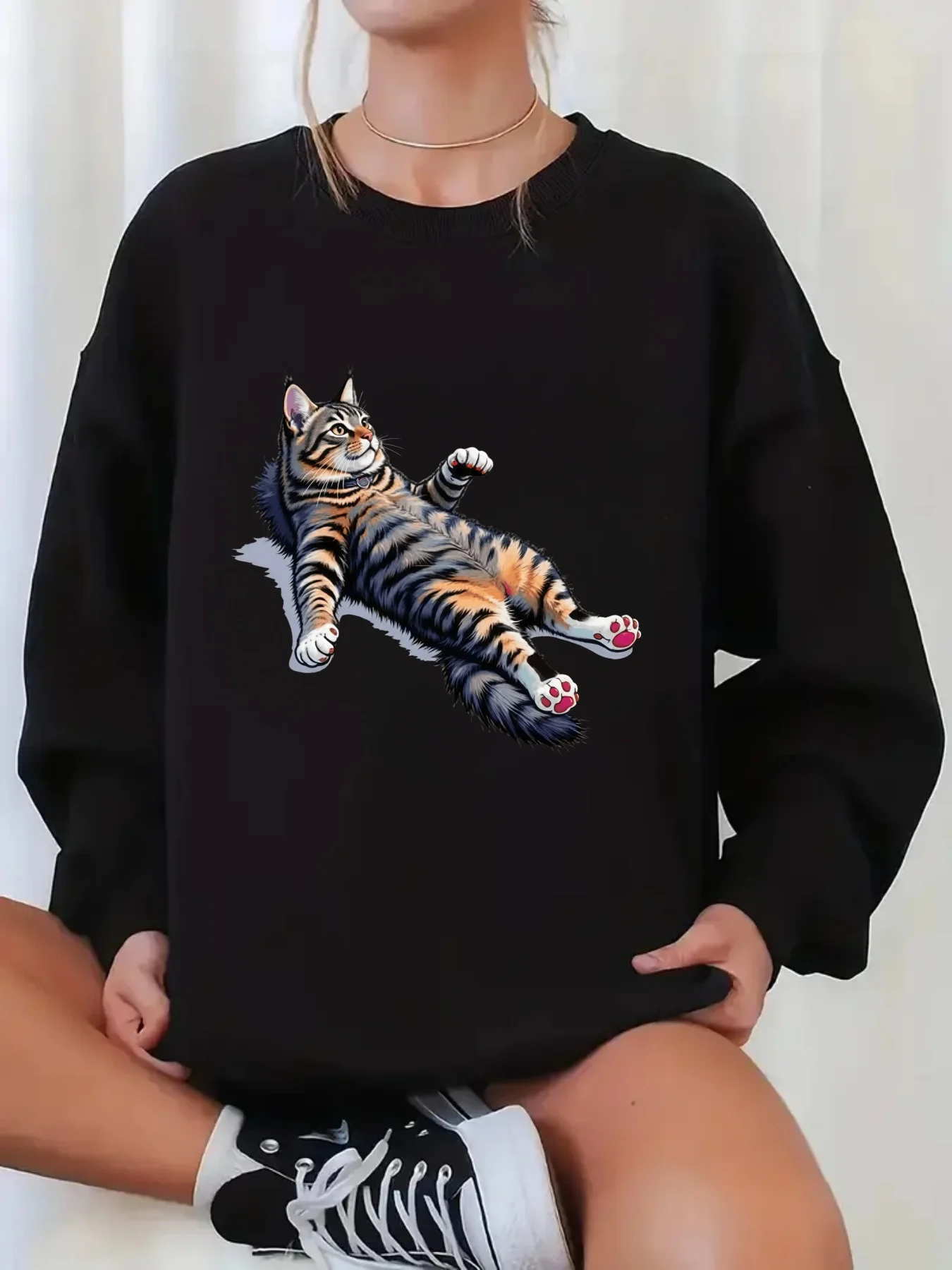 Urocza bluza damska z nadrukiem kota, luźny krój, okrągły dekolt, modny wzór z kotem.