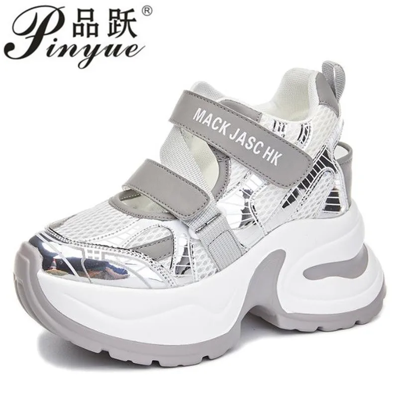 

Женские летние сандалии на танкетке с крючками и петлями, увеличивающие рост, из кожи и сетки, с вырезами на платформе, повседневная уличная обувь