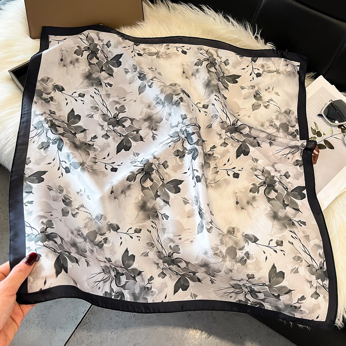 

Luxury New Printed Scarves Women's Silk Scarf Spring and Summer Floral Decorations Small Neckties Hairbands Bags Wholesale