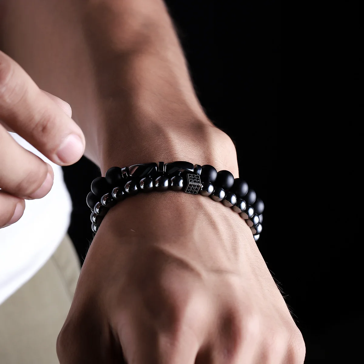 Retro-Armband mit schwarzen Gallensteinperlen, schlicht, unregelmäßig, gedreht, elastisch, Herrenarmband, Hip-Hop, trendiger Schmuck, Modeaccessoires – Detail 1